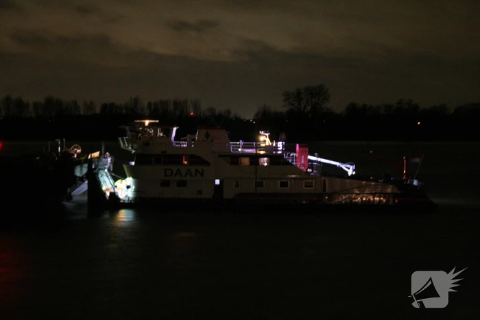 Vrachtschip vaart tegen krib en zinkt in de Waal