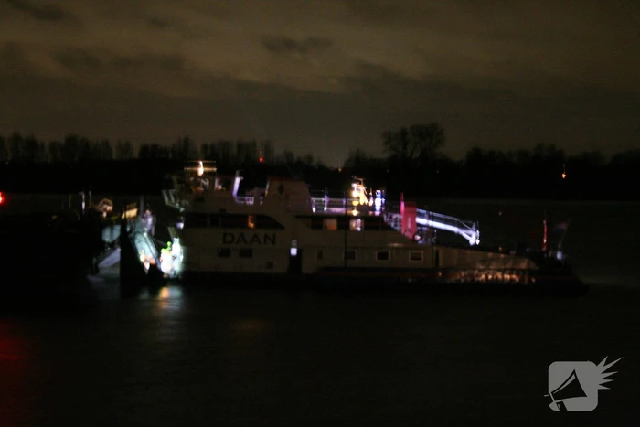 Vrachtschip vaart tegen krib en zinkt in de Waal