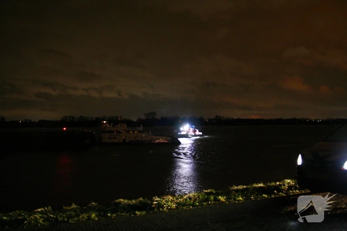 Vrachtschip vaart tegen krib en zinkt in de Waal