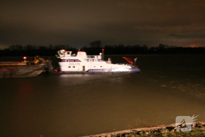 Vrachtschip vaart tegen krib en zinkt in de Waal