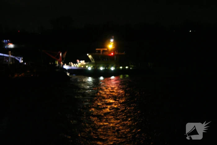 Vrachtschip vaart tegen krib en zinkt in de Waal