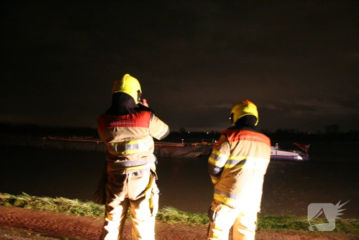 Vrachtschip vaart tegen krib en zinkt in de Waal