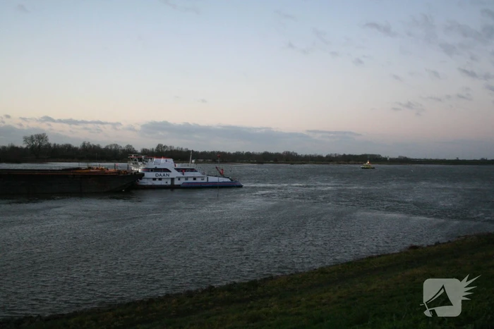 Vrachtschip vaart tegen krib en zinkt in de Waal