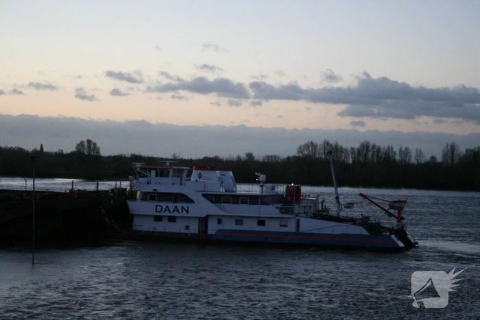 Vrachtschip vaart tegen krib en zinkt in de Waal