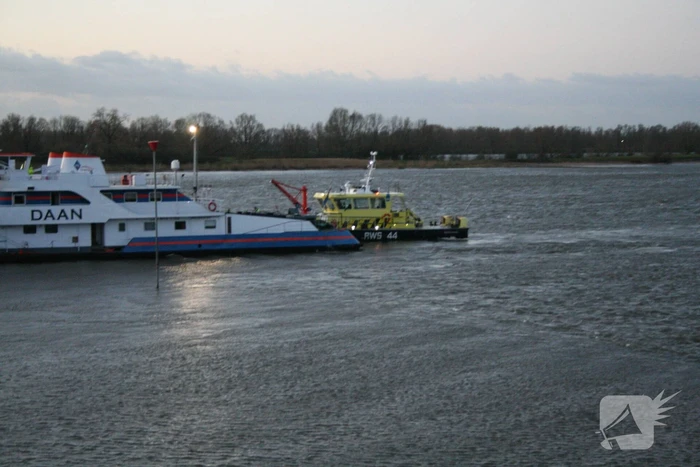 Vrachtschip vaart tegen krib en zinkt in de Waal