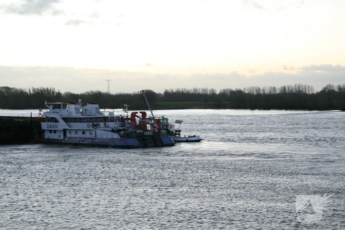 Vrachtschip vaart tegen krib en zinkt in de Waal