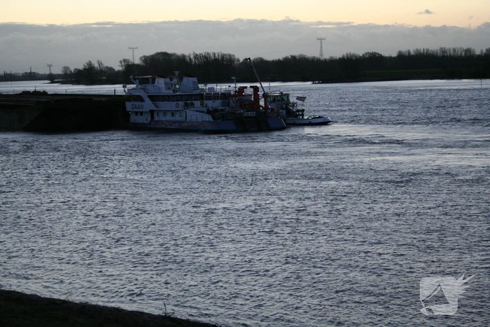 Vrachtschip vaart tegen krib en zinkt in de Waal