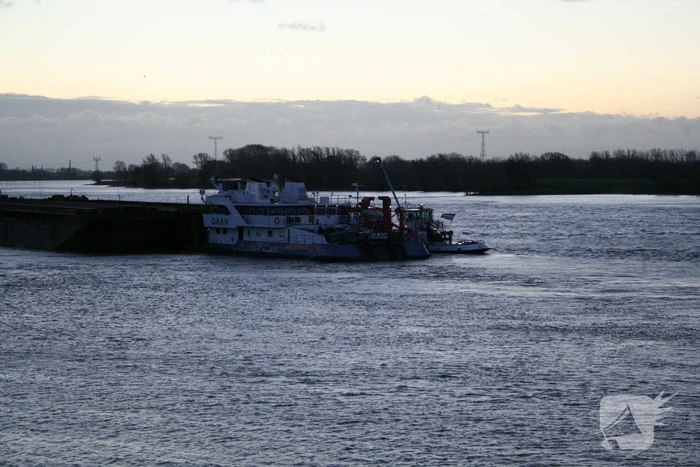 Vrachtschip vaart tegen krib en zinkt in de Waal
