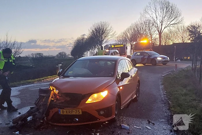 Flinke schade na botsing tussen twee personenwagens
