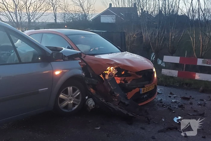 Flinke schade na botsing tussen twee personenwagens