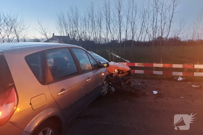 Flinke schade na botsing tussen twee personenwagens