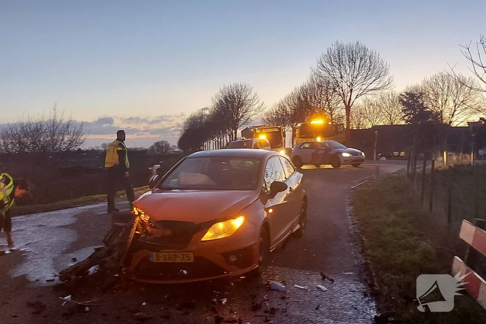 Flinke schade na botsing tussen twee personenwagens