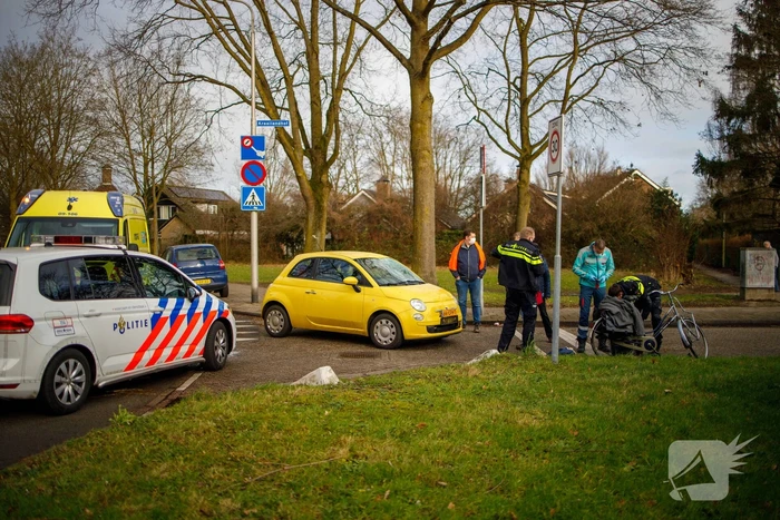 Fietsster geschept door auto