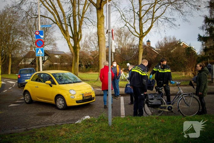 Fietsster geschept door auto
