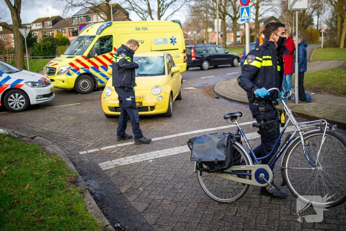 Fietsster geschept door auto