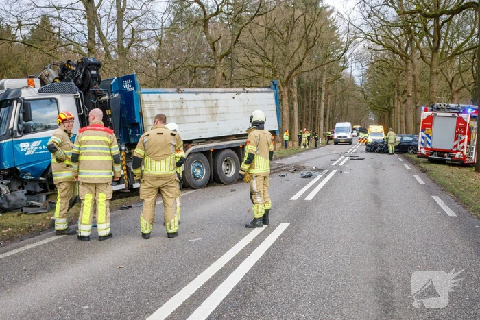 Ernstig ongeval tussen vrachtwagen en personenauto