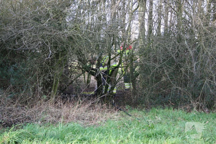 Brandweer blust autoband in bos