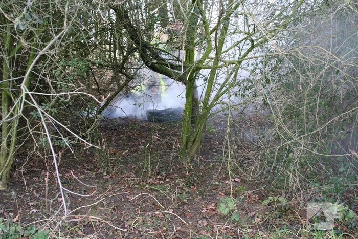 Brandweer blust autoband in bos