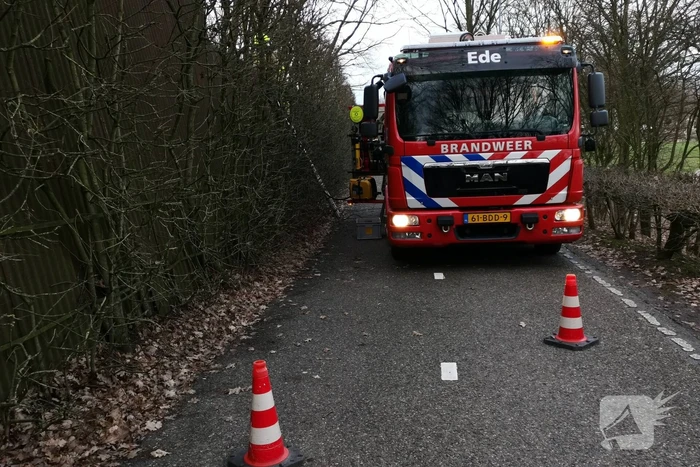 Brandweer blust brand in muur van golfplaten