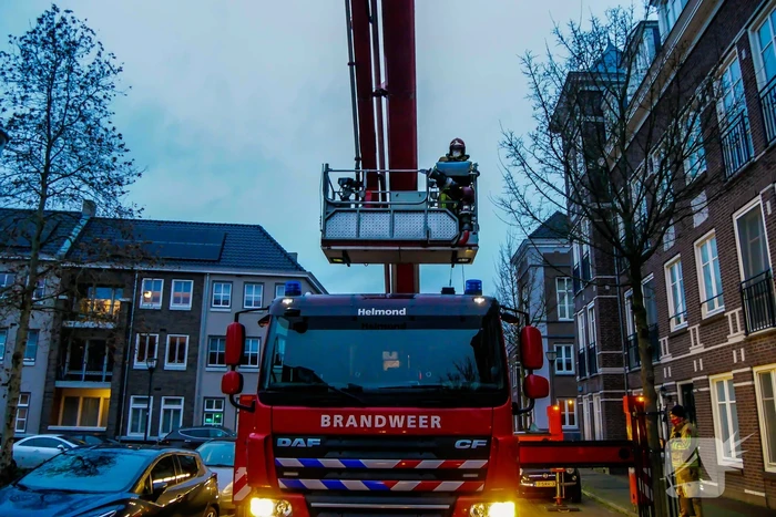 Losgewaaide plaat op dak verwijderd