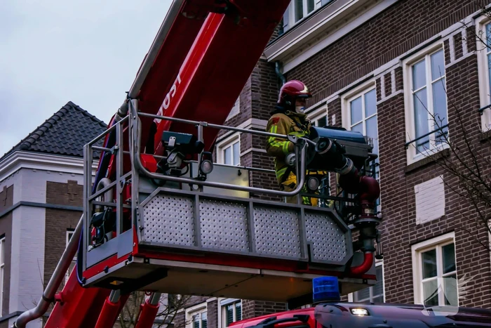 Losgewaaide plaat op dak verwijderd