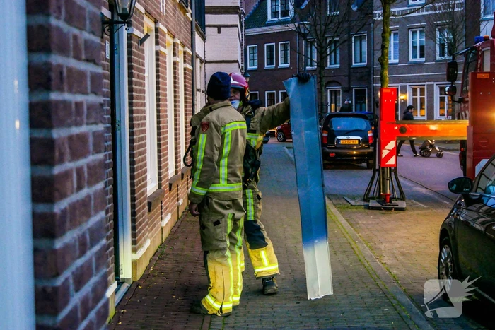Losgewaaide plaat op dak verwijderd