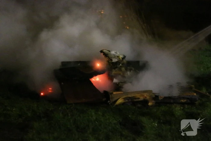 Brandweer blust brandende matras en pallets
