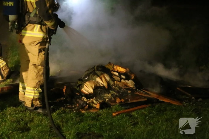 Brandweer blust brandende matras en pallets