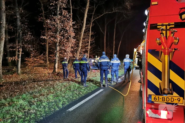 Auto tegen boom geëindigd