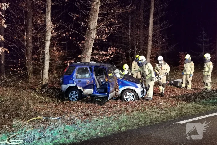 Auto tegen boom geëindigd