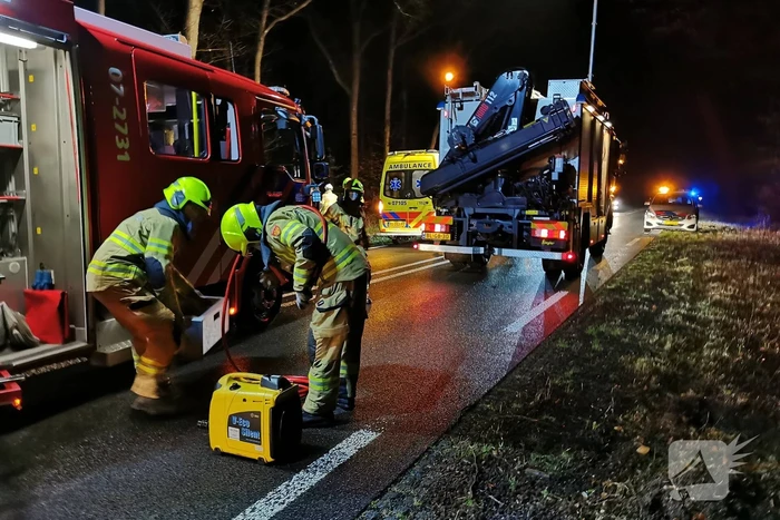 Auto tegen boom geëindigd