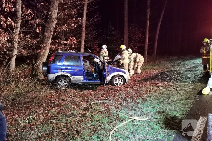 Auto tegen boom geëindigd