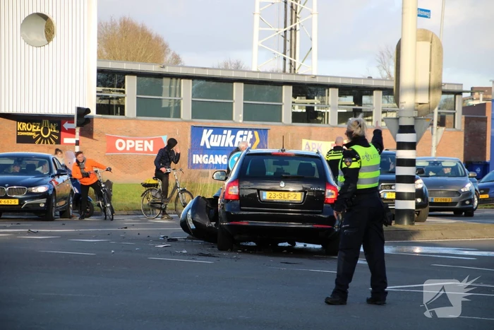 Bestelbus belandt op zijn kant na botsing