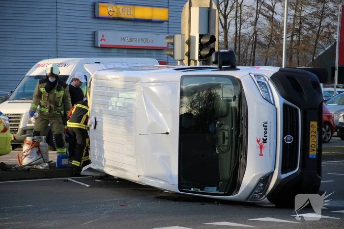 Bestelbus belandt op zijn kant na botsing