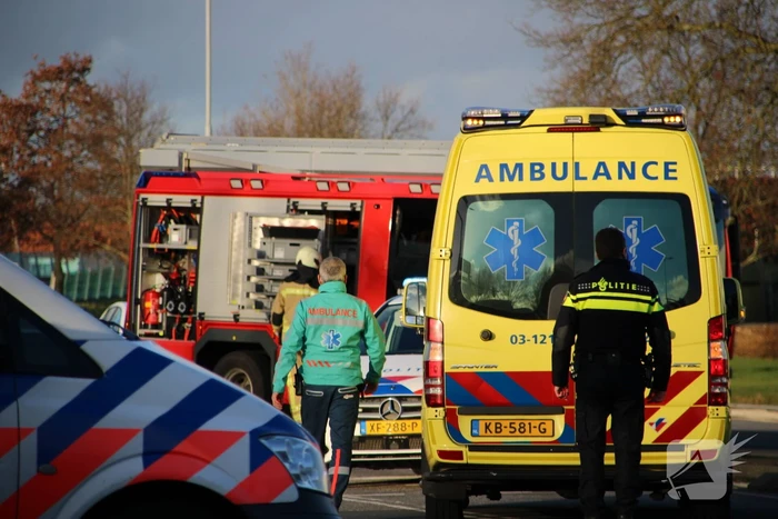 Bestelbus belandt op zijn kant na botsing