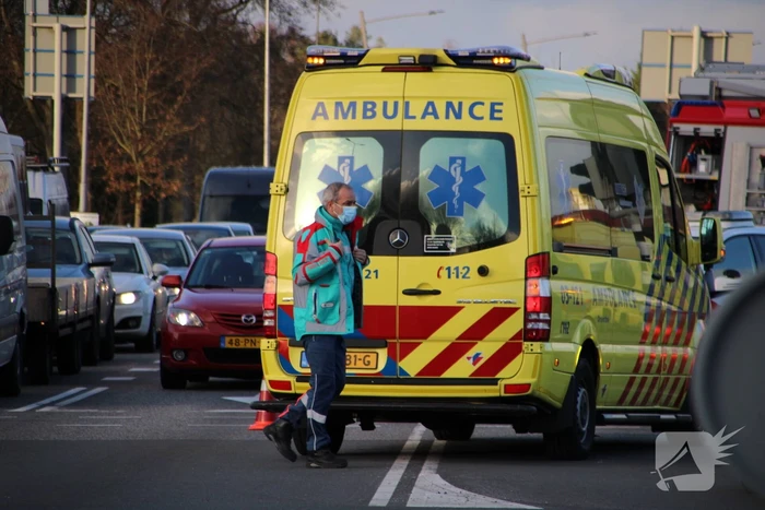 Bestelbus belandt op zijn kant na botsing