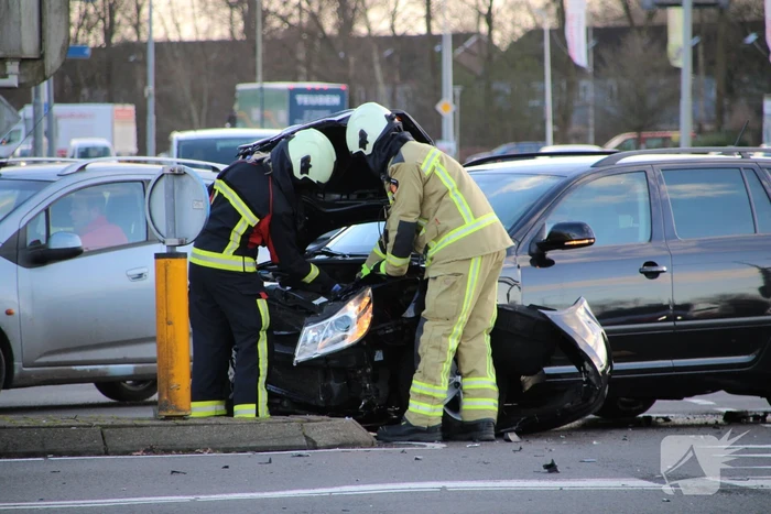 Bestelbus belandt op zijn kant na botsing