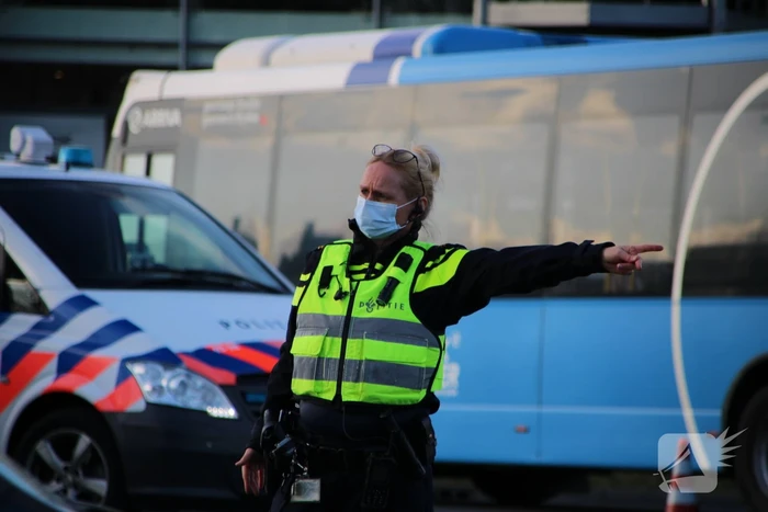 Bestelbus belandt op zijn kant na botsing