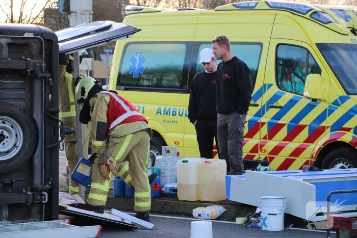 Bestelbus belandt op zijn kant na botsing