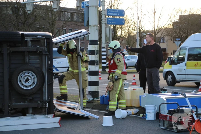 Bestelbus belandt op zijn kant na botsing