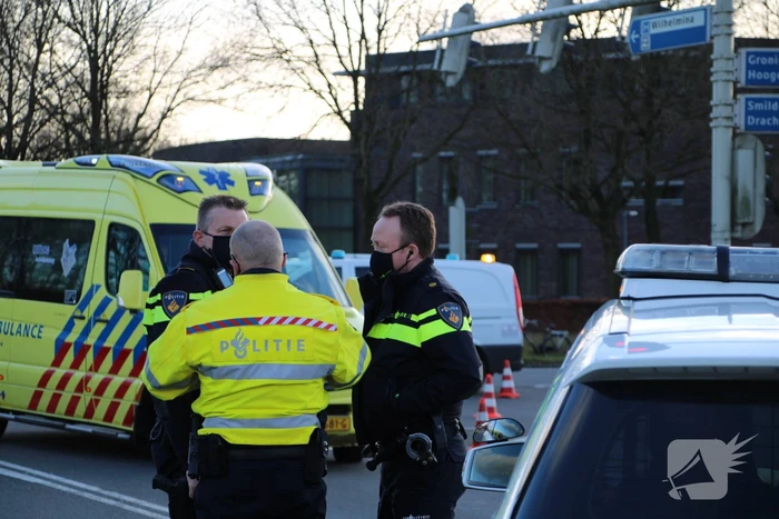 Bestelbus belandt op zijn kant na botsing