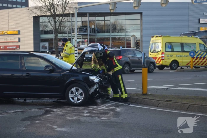 Bestelbus belandt op zijn kant na botsing