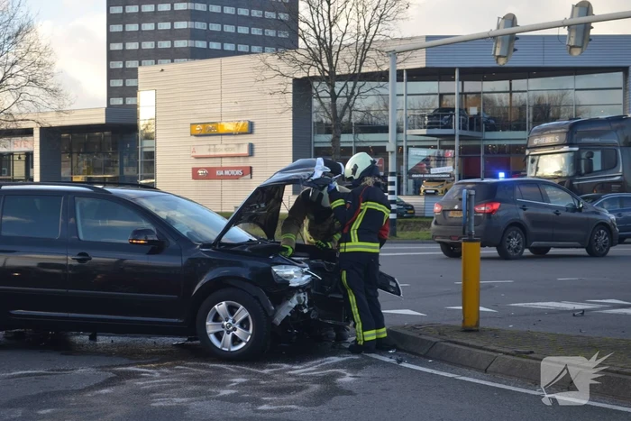 Bestelbus belandt op zijn kant na botsing