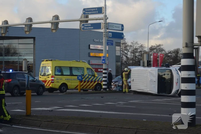 Bestelbus belandt op zijn kant na botsing