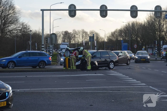 Bestelbus belandt op zijn kant na botsing