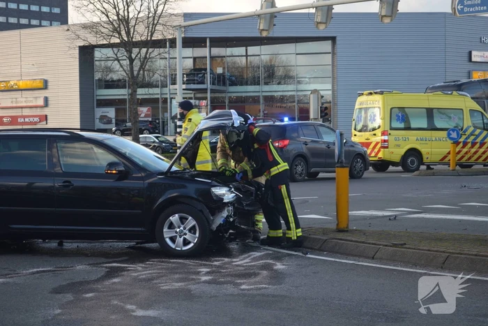 Bestelbus belandt op zijn kant na botsing