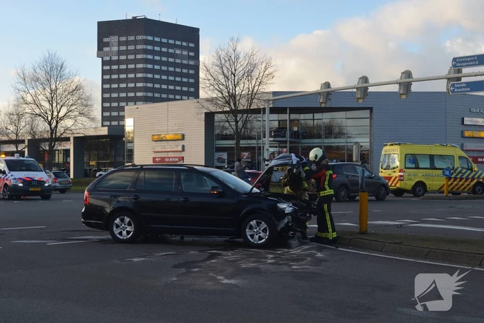Bestelbus belandt op zijn kant na botsing