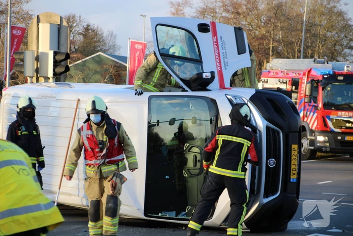 Bestelbus belandt op zijn kant na botsing