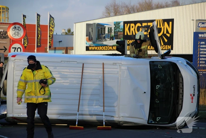 Bestelbus belandt op zijn kant na botsing