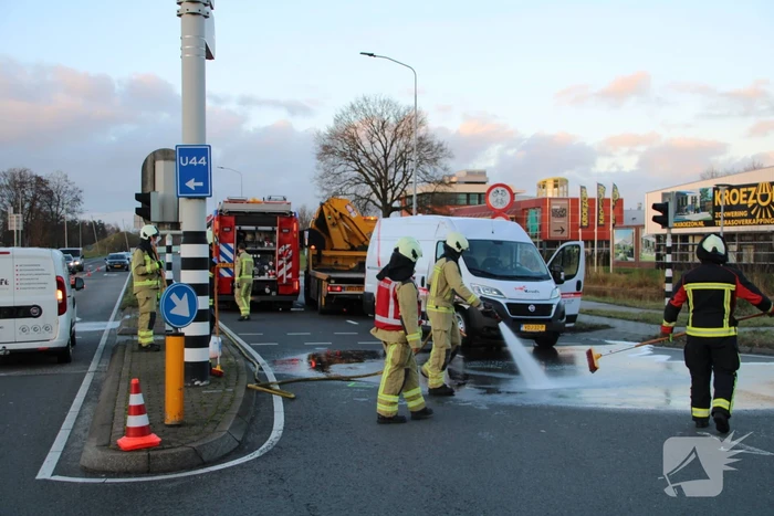 Bestelbus belandt op zijn kant na botsing